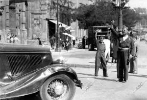 Un guardia de circulación Prestando sus Servicios en la calle de Alcalá