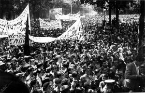 Homenaje frente al monumento de Rafael de Casanova