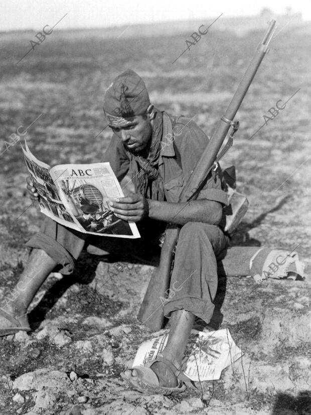 Un miliciano del ejército de la república Leyendo Abc (el Republicano, Incautado...