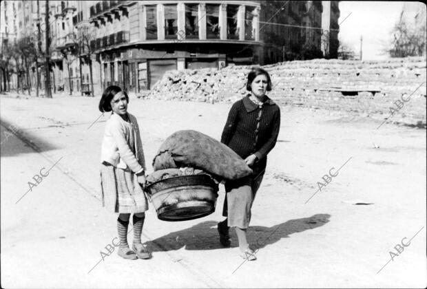 Dos Mujeres Evacuando sus Hogares