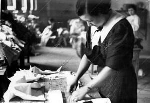 Una mujer Cortando Mudas para los Milicianos, en el lavadero de las Milicias