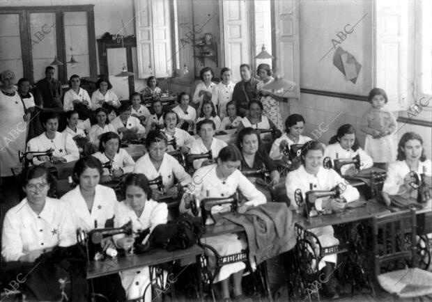 Milicianas de la retaguardia Trabajando en la confección de Perendas de abrigo...