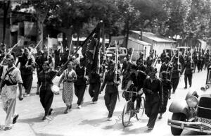 El Regimiento "la Pasionaria" Desfilando por Madrid tras su regreso del Frente
