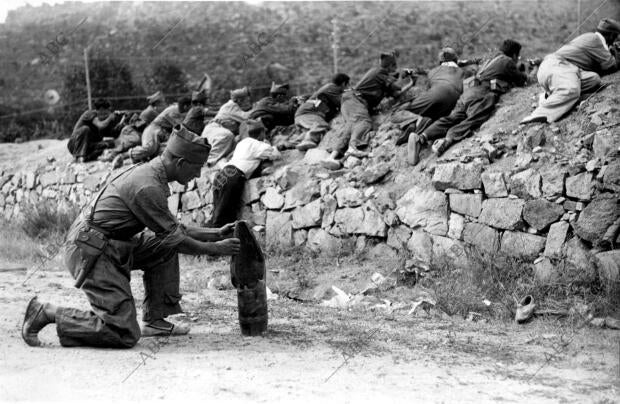 El sargento y novillero palomino Mostrando una bomba de artillería recogida en...