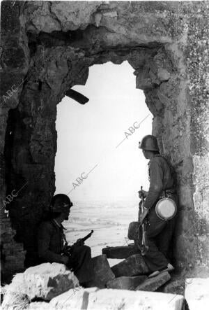 Centinelas Republicanos en una ventana del monasterio de Montearagón (Huesca),...