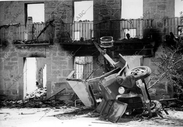 Camión de la cruz Roja derribado por una Granada del ejército Nacional, en...