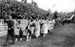 Desfile de Valencianas con Trajes Típicos, banda municipal y Milicias