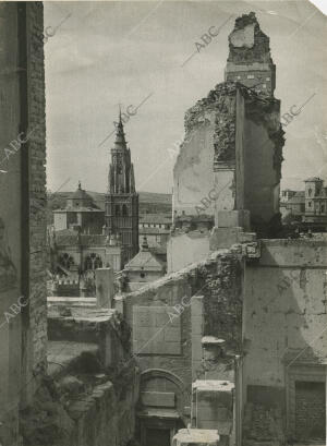 Un bello encuadre de la torre de la catedral de Toledo desde las ruinas del...