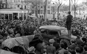 Un comisario político durante el discurso Pronunciado ante el cadáver del...