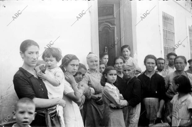 Evacuación de las Mujeres y los Niños de uno de los Pueblos Cordobeses de la...