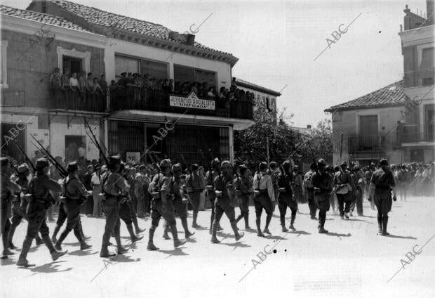 Los Soldados, después de la entrega de la Bandera, Desfilando ante los Jefes y...