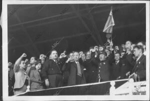 Los Marineros Rusos con el presidente de la Generalitat, Sr. Companys, Saludan...