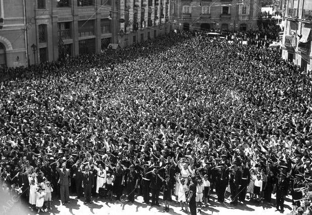 La gente de Burgos Estacionada ante la capitanía general Aclama al general...