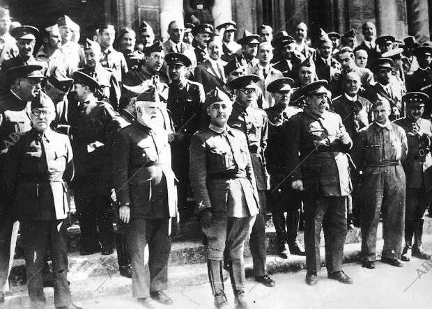 El general Francisco franco en Burgos Rodeado de Otras Personalidades