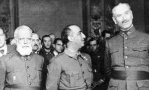 El general Francisco franco en Burgos acompañado del general Miguel Cabanellas y...