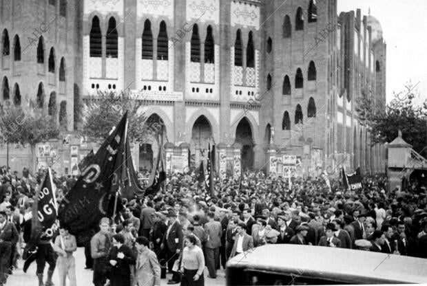 Aspecto de los Alrededores de la plaza de Toros monumental de Barcelona, A la...