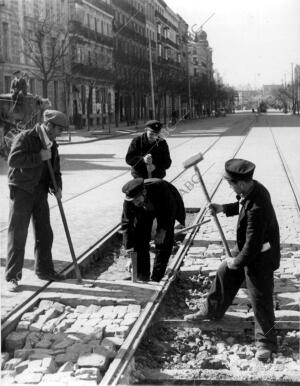 Hombres al servicio del gobierno republicano Atendiendo las Necesidades de la...