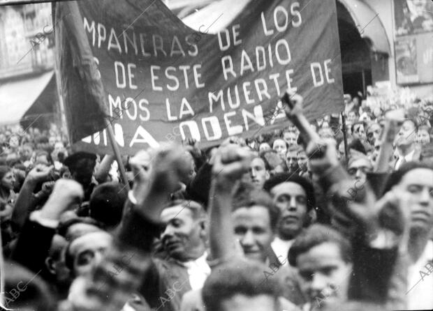 Desfile De Las Juventudes Socialistas Unificadas Al Salir Del Mítin De La Calle Archivo Abc 0074