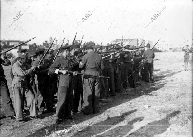 Jefes y Oficiales Enseñando A los Guardias de salto el manejo del Fusil