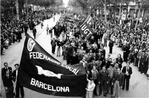 La guardia nacional Republicana Es Vitoreada por el Público, A su paso por el...