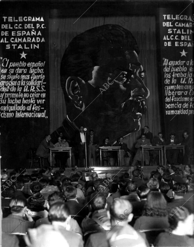 Los Señores Diéguez, Antón, Díaz, la Diputada Dolores Ibarruri "Pasionaria", y...