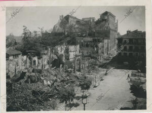 Guerra civil, ruinas de una parte de zocodover y toda la fortaleza del alcazar...