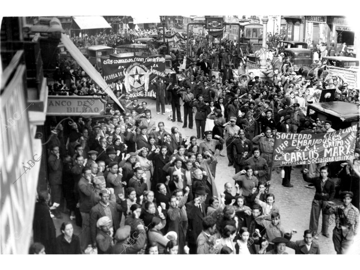 Las Juventudes Socialistas Unificadas Desfilando tras regresar de su