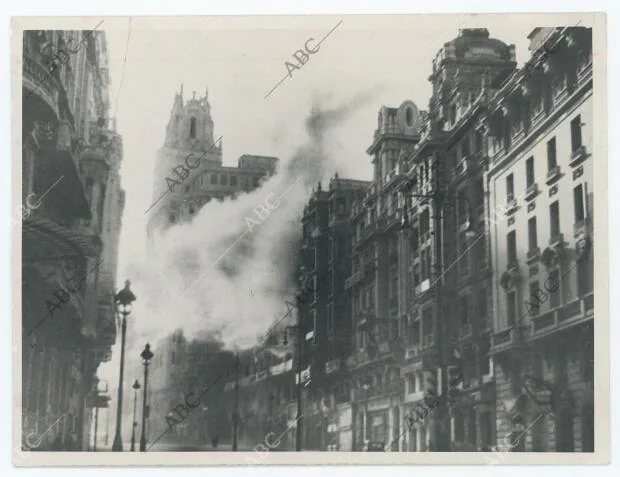 Vista de un bombardeo en la Gran Vía madrileña, a la altura del edificio de la...