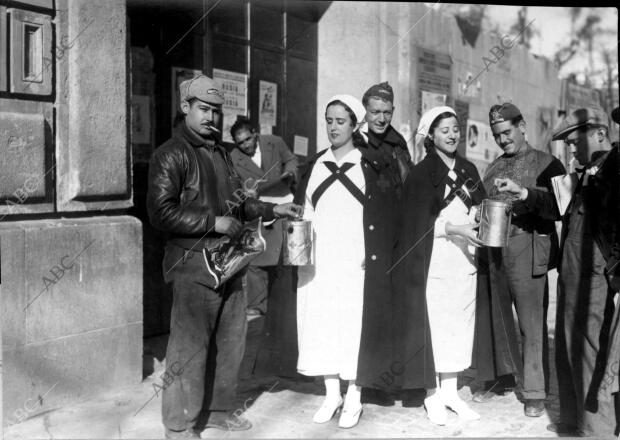 Mujeres que Postulan por las Calles Madrileñas A beneficio de la cruz Roja