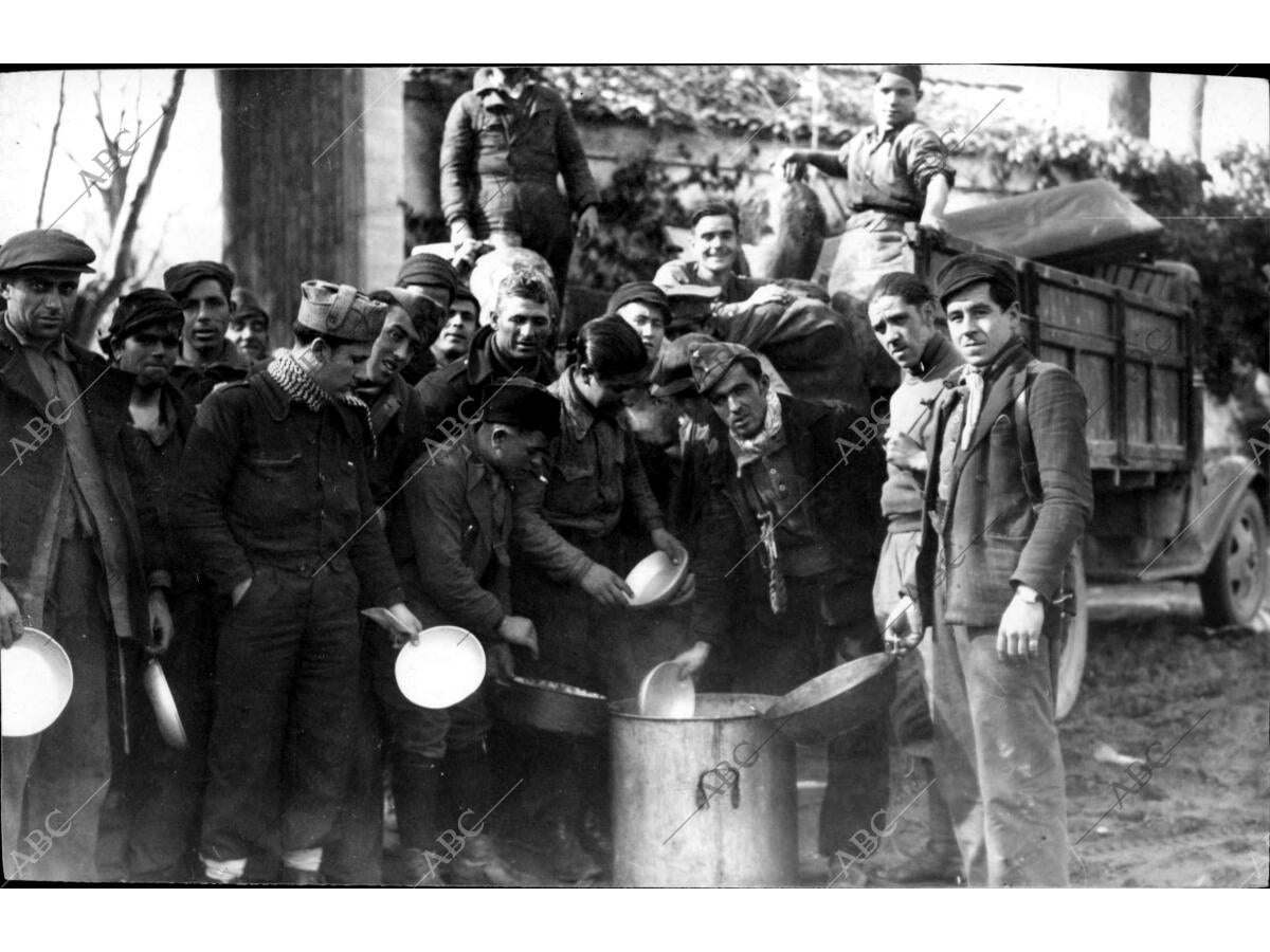 Llegada del rancho al frente de la casa de Campo - Archivo ABC