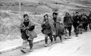 Los Soldados Republicanos por la carretera del sector de Guadalajara