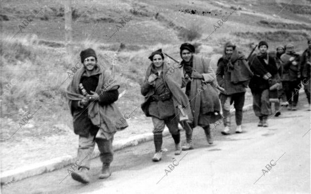 Los Soldados Republicanos por la carretera del sector de Guadalajara