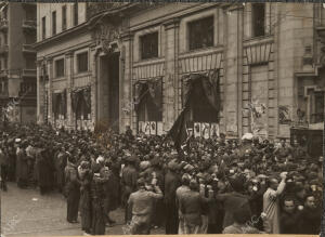 Guerra Civil Española. Una columna a su paso por la Gran Vía