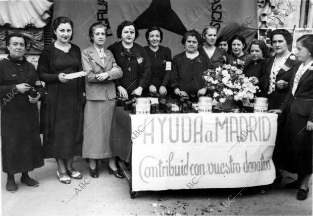 Mujeres Valencianas Recaudando Fondos para ayudar A Madrid