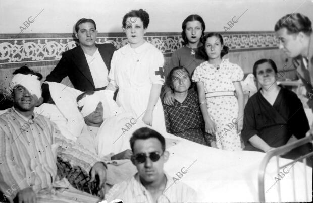 Enfermeras y Familiares Ocupándose de los Heridos, en el hospital Oftálmico