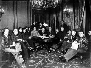 Una reunión de la junta de defensa de Madrid, Presidida por el general miaja y A...