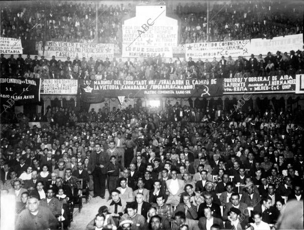 Aspecto de la sala del teatro circo de Murcia durante el Mítin Antifascista, con...