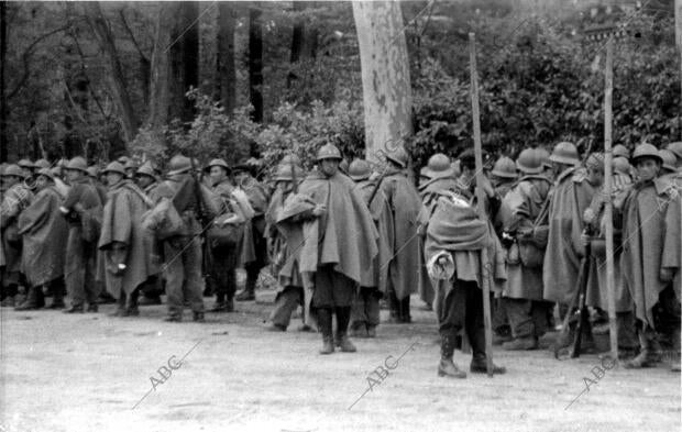 Soldados del ejército Republicano, en un alto en la carretera de la casa de...