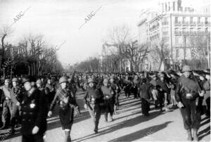 El Paso, por el paseo de la Castellana, de una columna con destino A los Frentes