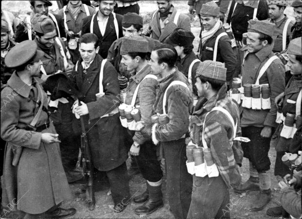 El capitán del batallón Antitanques Dando Instrucciones A sus Milicianos,...