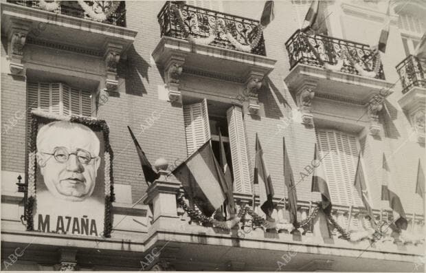 Un retrato de Manuel Azaña en la fachada del cuartel de las Brigadas...