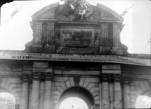 Un cartel colocado en la puerta de Alcalá