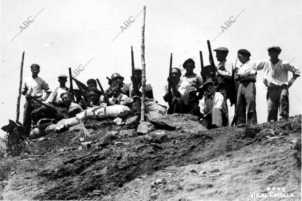 Grupos de Campesinos Vigilando la Sierra, en lo alto de los Picos, en Valencia
