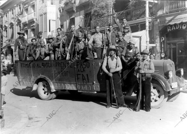 En la foto Rusos, Ingleses, Italianos y Valencianos, A su paso por Castellón, en...