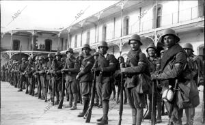 Los Infantes del regimiento de Sevilla Nº 34, Formados en el patio del cuartel...