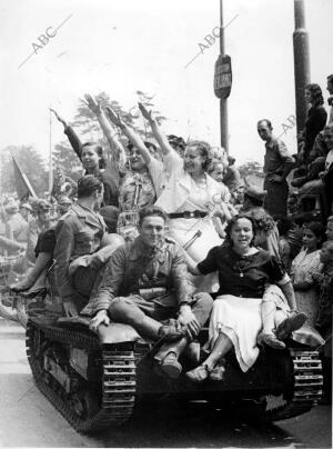Mujeres Santanderinas en los Tanques del ejército nacional junto con los...