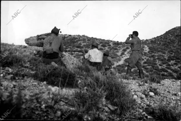 Tropas Republicanas Disparando contra el ejército nacional en el frente de...