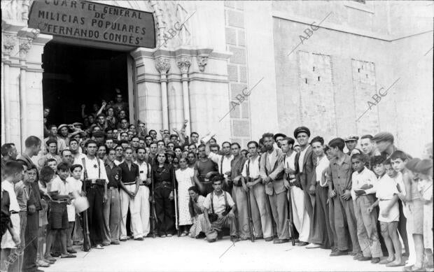 Grupo de Milicianos y Milicianas A la puerta de su Cuartel, Momentos antes de...