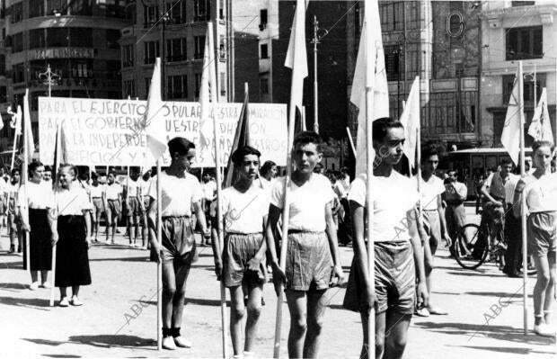 Aspecto del desfile de los Jóvenes de Alerta, A su paso por la plaza de...