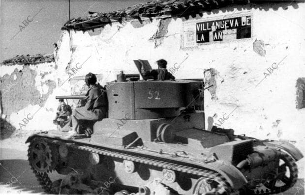Entrada de los Tanques Republicanos en Villanueva de la Cañada (Madrid), después...